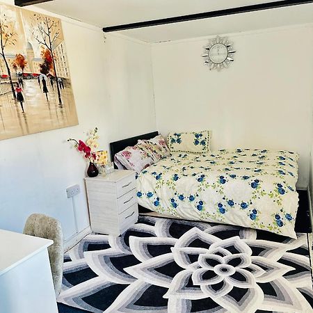 Jacob Apartment Сътън Екстериор снимка