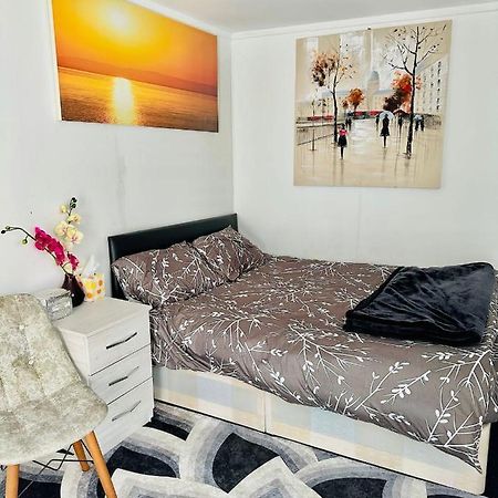 Jacob Apartment Сътън Екстериор снимка