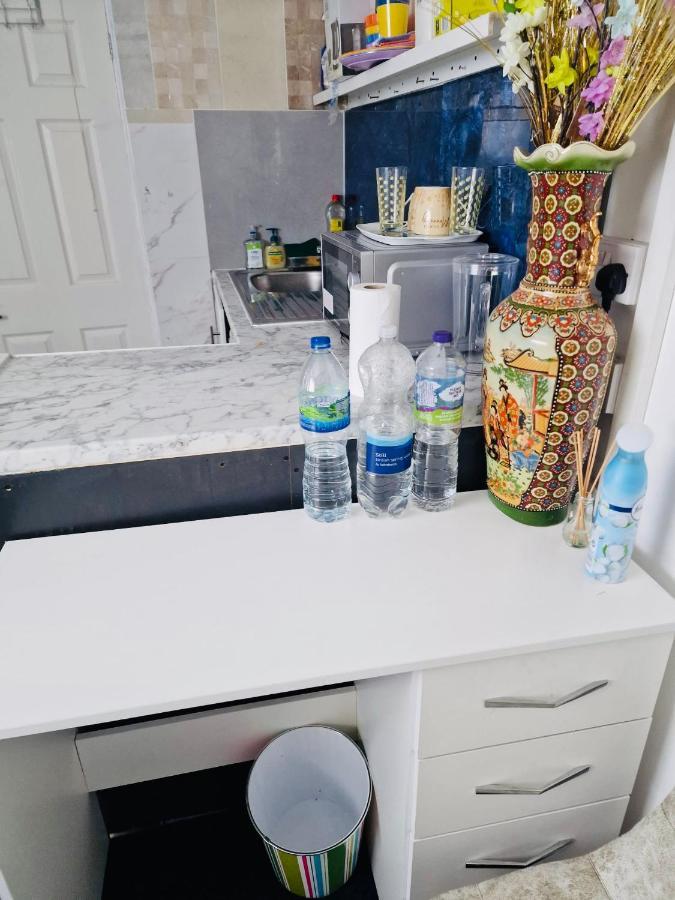 Jacob Apartment Сътън Екстериор снимка