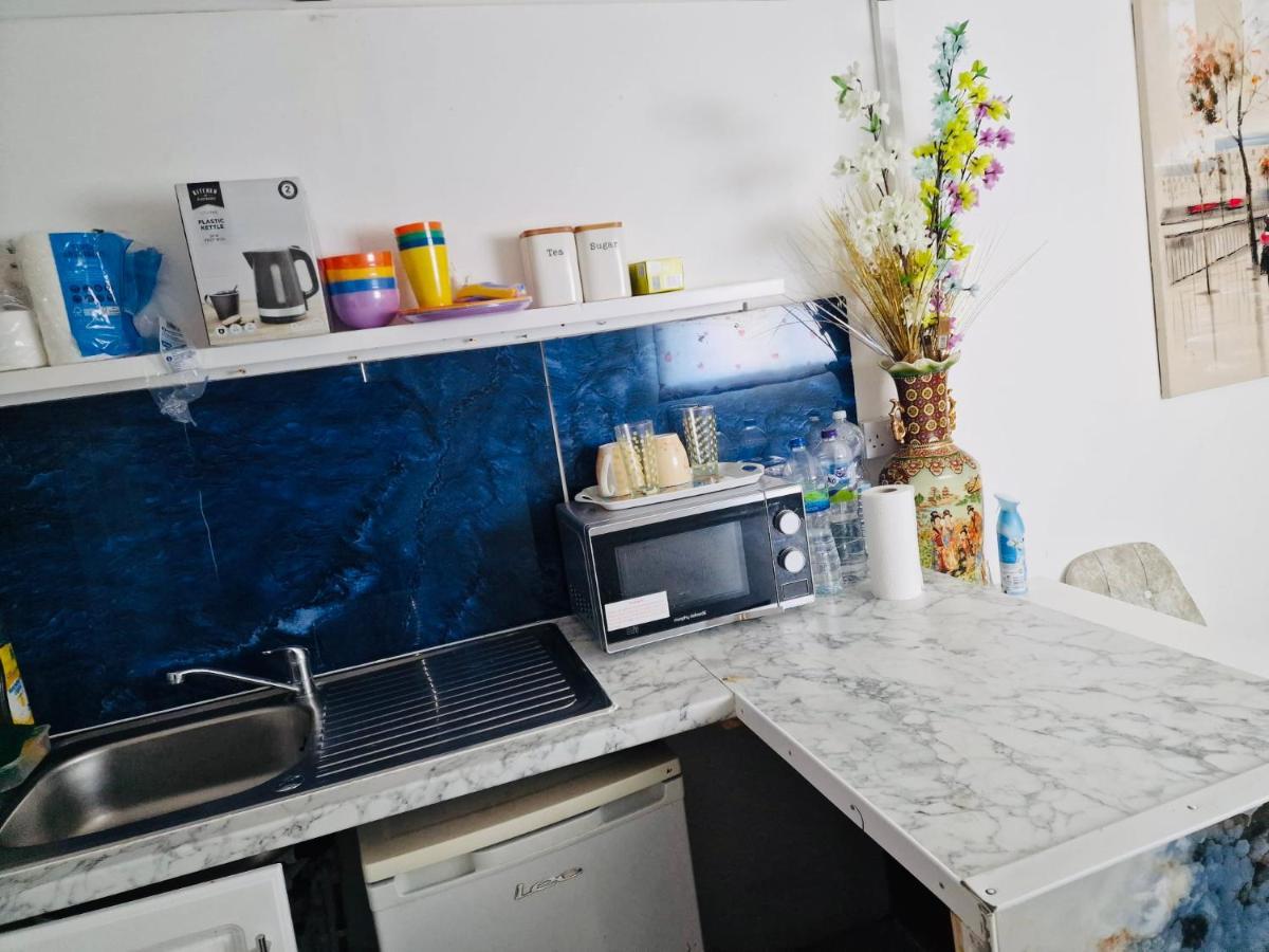 Jacob Apartment Сътън Екстериор снимка