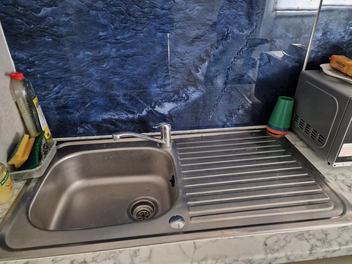 Jacob Apartment Сътън Екстериор снимка