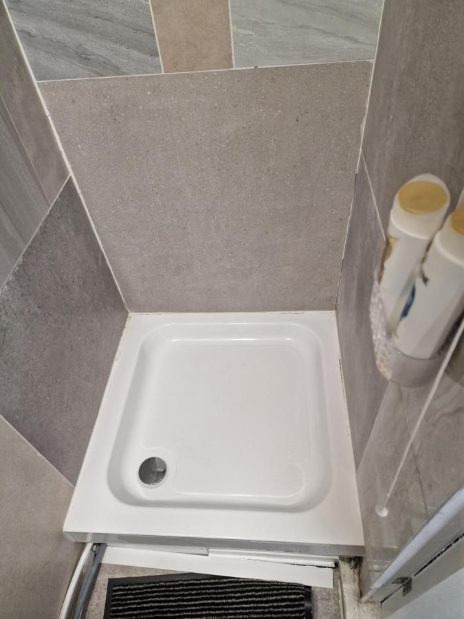 Jacob Apartment Сътън Екстериор снимка