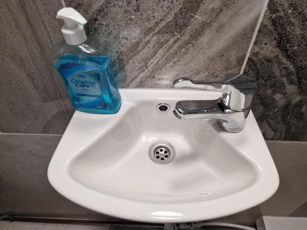 Jacob Apartment Сътън Екстериор снимка