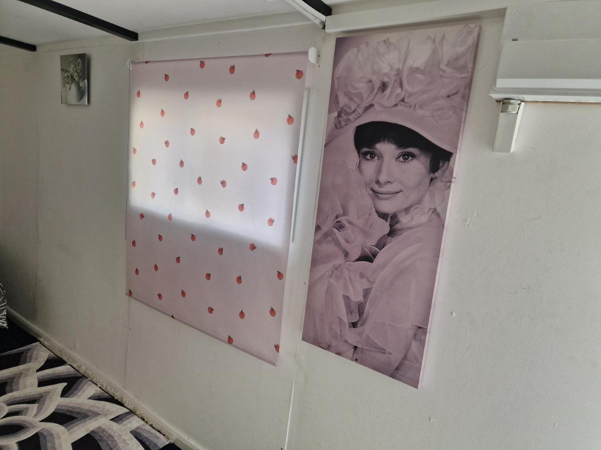 Jacob Apartment Сътън Екстериор снимка